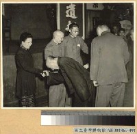 藏品(蔣主席夫婦於慰問瀋陽士紳茶會上與士紳握手)的圖片